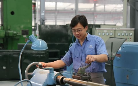 張(zhāng)乃(nǎi)艦(jiàn)在市車工技能(néng)大賽上奪冠