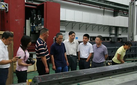 中國機(jī)床工具協會執(zhí)行副理事長王(wáng)黎(lí)明(míng)莅臨杭機(jī)股份調(diào)研